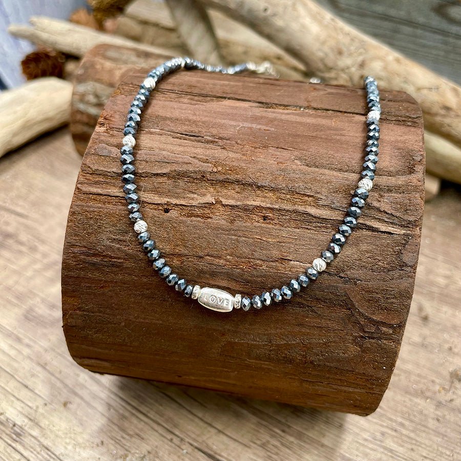 Collier perles femme SAY LOVE OR SHUT UP – perles de térahertz facettées, esperluette & pendentif galet gravure LOVE en argent 925 – bijoux fait main en argent 925 | Pitch & Néo