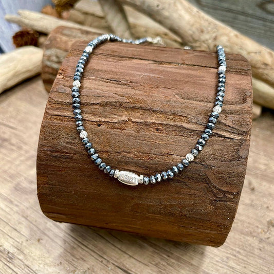 Collier perles femme SAY LOVE OR SHUT UP – perles de térahertz facettées, esperluette & pendentif galet gravure LOVE en argent 925 – bijoux fait main en argent 925 | Pitch & Néo