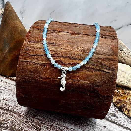 Collier perles femme SEA HORSE CRUSH – perles de cyanite, perles argent 925 et pendentif hippocampe en argent 925 – bijoux fait main en argent 925 | Pitch & Néo