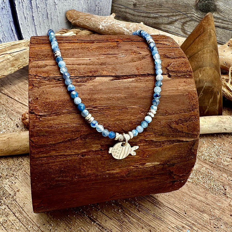 Collier perles femme SEA YOU SOON – perles de cyanite & pendentif poisson miroir, perles facettées scintillantes et argent 925 – bijoux fait main en argent 925 | Pitch & Néo