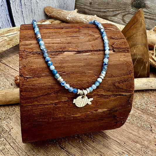 Collier perles femme SEA YOU SOON – perles de cyanite & pendentif poisson miroir, perles facettées scintillantes et argent 925 – bijoux fait main en argent 925 | Pitch & Néo