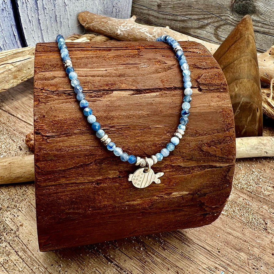 Collier perles femme SEA YOU SOON – perles de cyanite & pendentif poisson miroir, perles facettées scintillantes et argent 925 – bijoux fait main en argent 925 | Pitch & Néo
