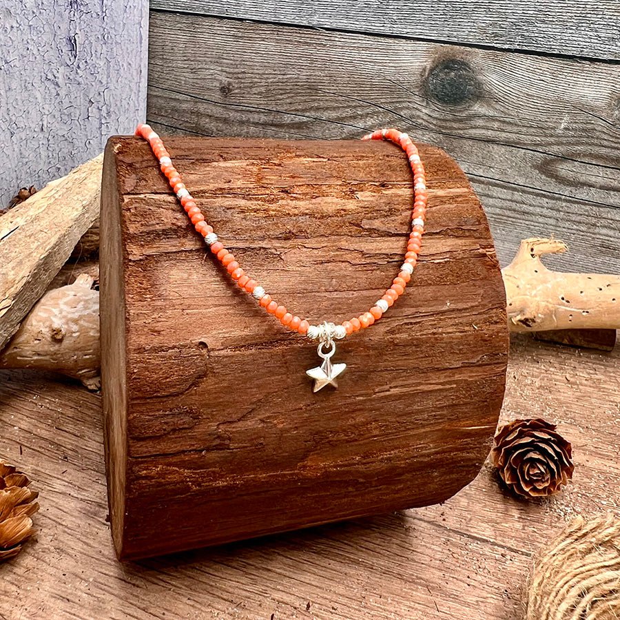 Collier perles femme STAR ME CRAZY – perles en pierre fine de corail bambou orange & pendentif étoile en argent 925 – bijoux fait main en argent 925 | Pitch & Néo