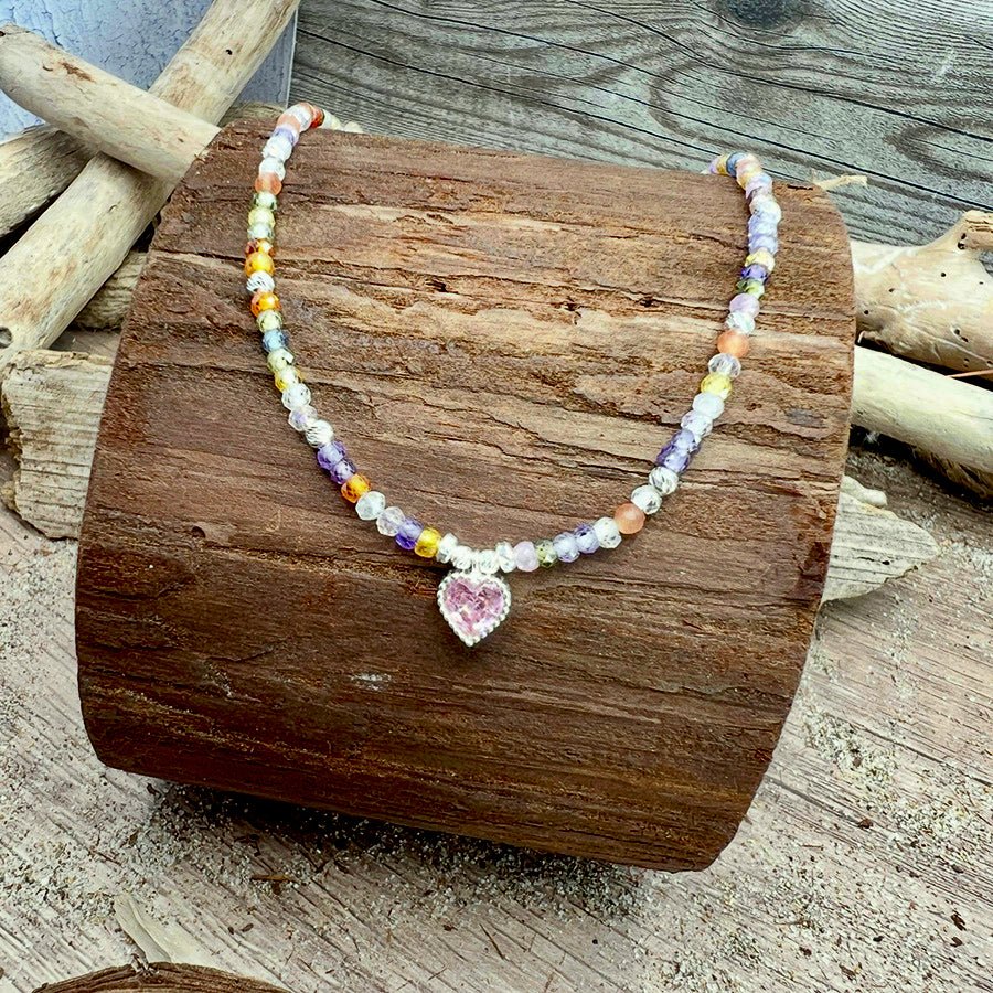 Collier perles femme SUGAR KISSED MY NECK – perles en pierre fine facettées multicolores & pendentif cœur en zircon rose taille cœur serti milgrain en argent 925 – bijoux fait main en argent 925 | Pitch & Néo