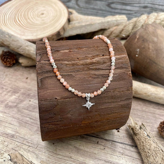 Collier perles femme SUNKISSED WITH ATTITUDE – perles de pierre de soleil facettées & pendentif étoile polaire sertie d’un zircon losange en argent 925 – bijoux fait main en argent 925 | Pitch & Néo