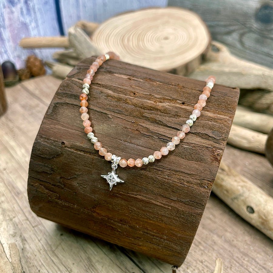 Collier perles femme SUNKISSED WITH ATTITUDE – perles de pierre de soleil facettées & pendentif étoile polaire sertie d’un zircon losange en argent 925 – bijoux fait main en argent 925 | Pitch & Néo