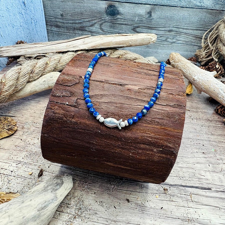 Collier perles femme SWIM YOUR WAY, BOSS! – perles de lapis - lazuli facettées, perles facettées scintillantes & pendentif poisson miroir en argent 925 – bijoux fait main en argent 925 | Pitch & Néo