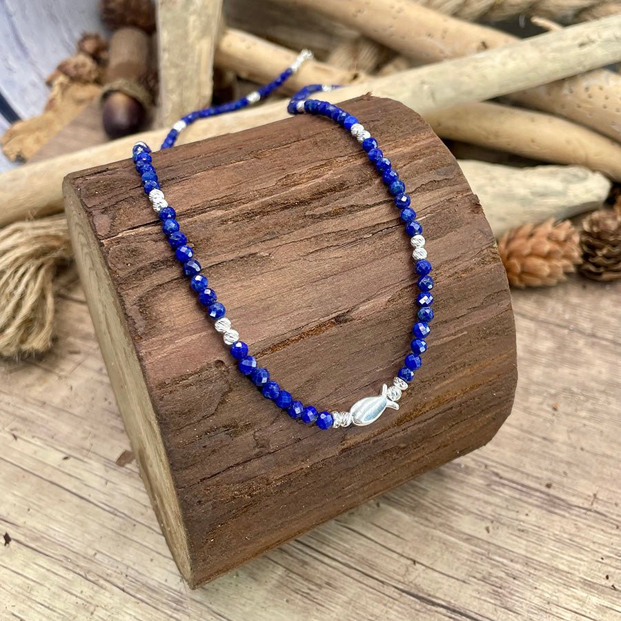 Collier perles femme SWIM YOUR WAY, BOSS! – perles de lapis - lazuli facettées, perles facettées scintillantes & pendentif poisson miroir en argent 925 – bijoux fait main en argent 925 | Pitch & Néo