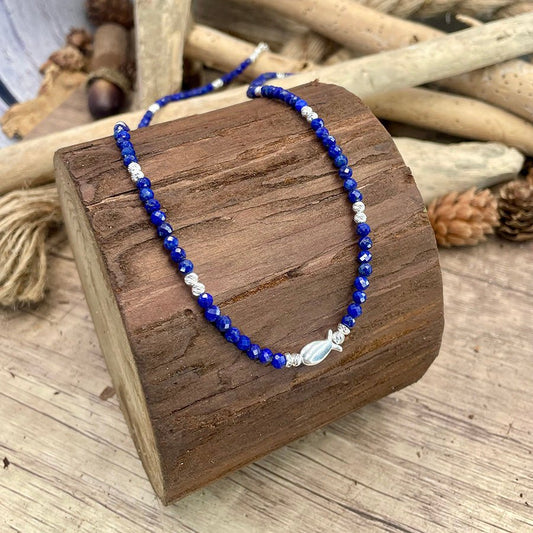 Collier perles femme SWIM YOUR WAY, BOSS! – perles de lapis - lazuli facettées, perles facettées scintillantes & pendentif poisson miroir en argent 925 – bijoux fait main en argent 925 | Pitch & Néo