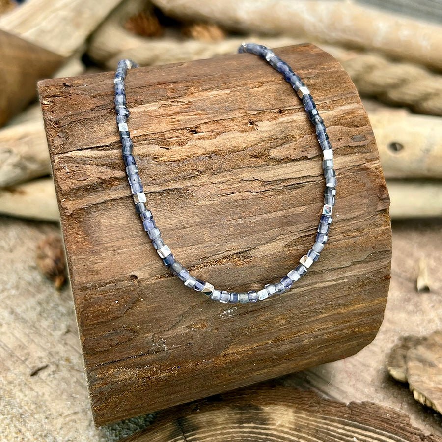 Collier perles femme TOO HIP TO BE SQUARE – perles carrées en pierre fine d’iolite & perles facettées en argent 925 – bijoux fait main en argent 925 | Pitch & Néo