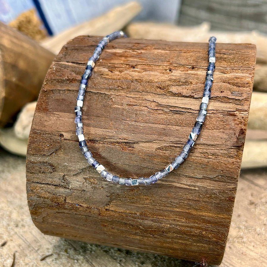 Collier perles femme TOO HIP TO BE SQUARE – perles carrées en pierre fine d’iolite & perles facettées en argent 925 – bijoux fait main en argent 925 | Pitch & Néo