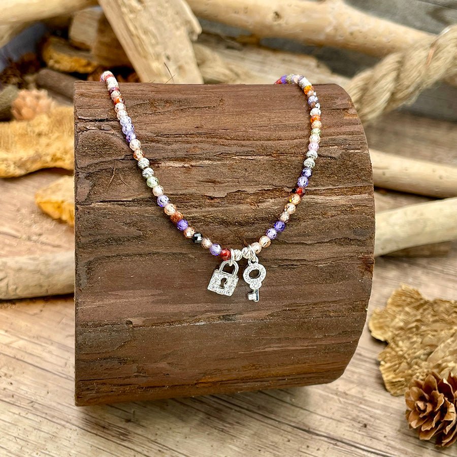 Collier perles femme UNLOCK MY CRUSH – perles de zircons multicolores & pendentifs clé et cadenas pavés de zircons en argent 925 – bijoux fait main en argent 925 | Pitch & Néo