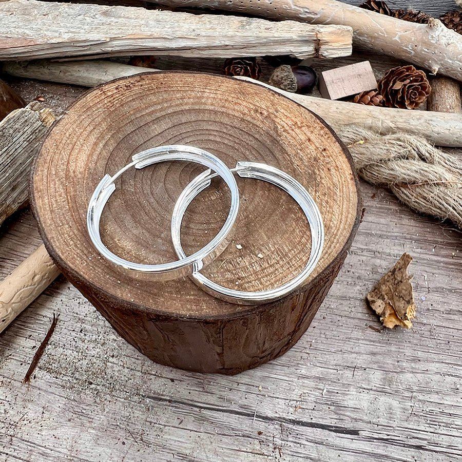 Créoles femme BIGGER THAN YOUR EXCUSES – créoles argent 925 larges 50 mm avec gouttière, finition miroir – bijoux fait main en argent 925 | Pitch & Néo