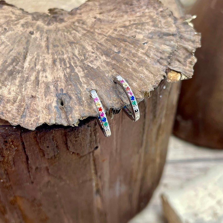 Créoles femme LICK MY RAINBOW – créoles 13 mm pavées de zircons multicolores, argent 925 – bijoux fait main en argent 925 | Pitch & Néo