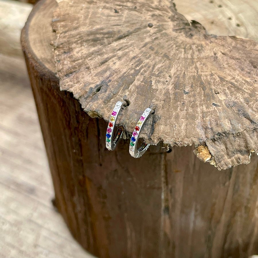 Créoles femme LICK MY RAINBOW – créoles 13 mm pavées de zircons multicolores, argent 925 – bijoux fait main en argent 925 | Pitch & Néo