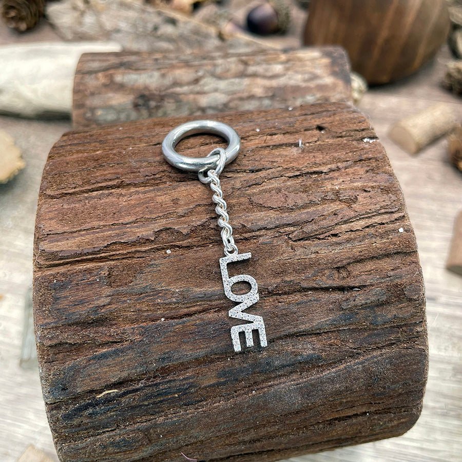 CUORE MIO PORTE - CLÉS MOUSQUETON AVEC CHAÎNE GOURMETTE ET PENDENTIF "LOVE" EN LETTRES PAVÉES DE ZIRCONS EN ARGENT 925 – bijoux fait main en argent 925 | Pitch & Néo
