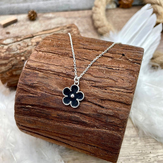 DAISY COLLIER CHAÎNE MAILLE FORÇAT FACETTÉE AVEC PENDENTIF EN FORME DE FLEUR EN ÉMAIL NOIR ET ARGENT 925 – bijoux fait main en argent 925 | Pitch & Néo