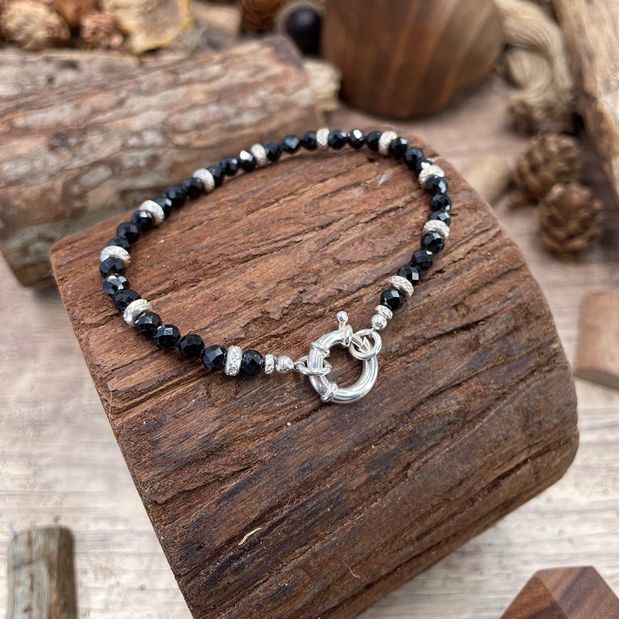 DARK SIDE BRACELET EN PERLES DE TOURMALINE NOIRE FACETTÉES AVEC FERMOIR BOUÉE EN ARGENT 925 – bijoux fait main en argent 925 | Pitch & Néo