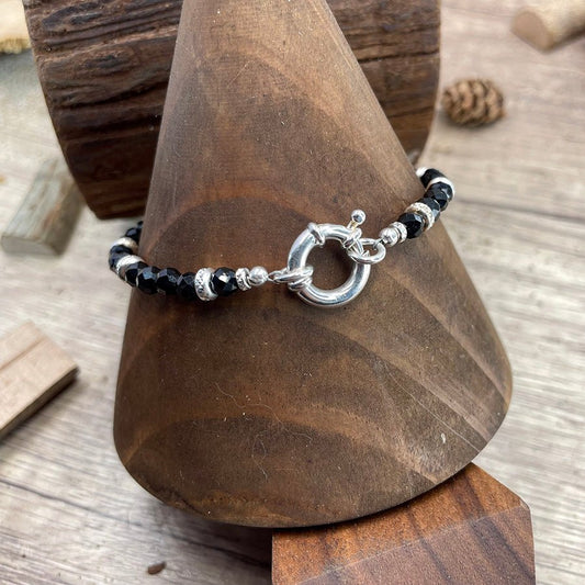 DARK SIDE BRACELET EN PERLES DE TOURMALINE NOIRE FACETTÉES AVEC FERMOIR BOUÉE EN ARGENT 925 – bijoux fait main en argent 925 | Pitch & Néo