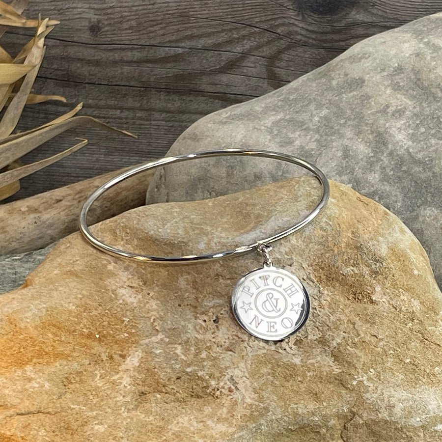 ENVY BRACELET JONC AVEC MÉDAILLE GRAVURE PERSONNALISABLE EN ARGENT 925 – bijoux fait main en argent 925 | Pitch & Néo