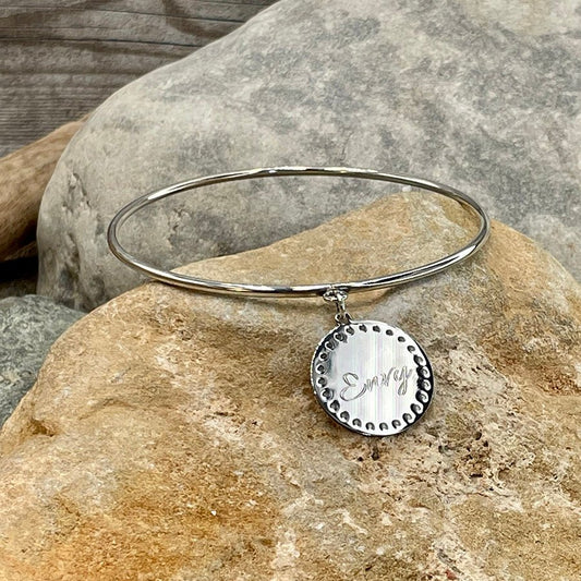 ENVY BRACELET JONC AVEC MÉDAILLE GRAVURE PERSONNALISABLE EN ARGENT 925 – bijoux fait main en argent 925 | Pitch & Néo