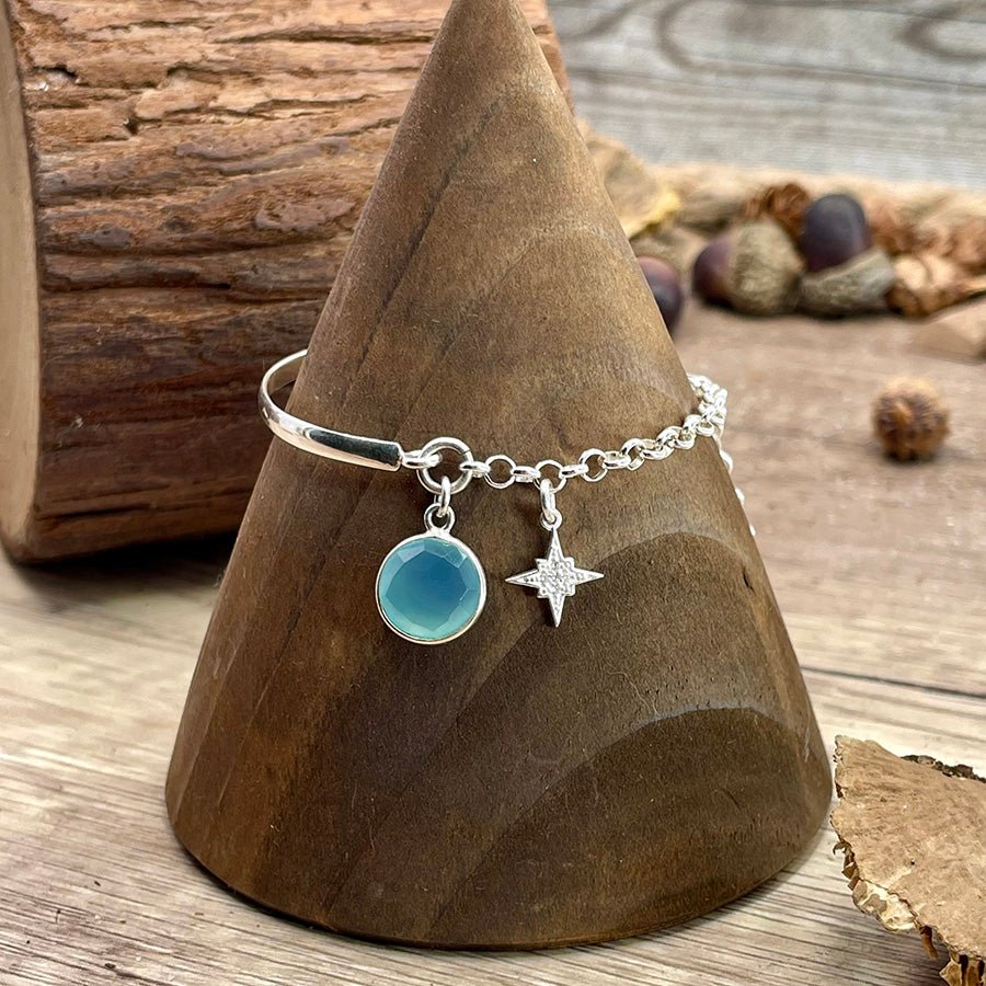 FIRMAMENT BRACELET DEMI JONC ET CHAÎNE JASERON AVEC PENDENTIFS ÉTOILE POLAIRE SERTI DE ZIRCONS ET CABOCHON EN CALCÉDOINE BLEUE EN ARGENT 925 – bijoux fait main en argent 925 | Pitch & Néo
