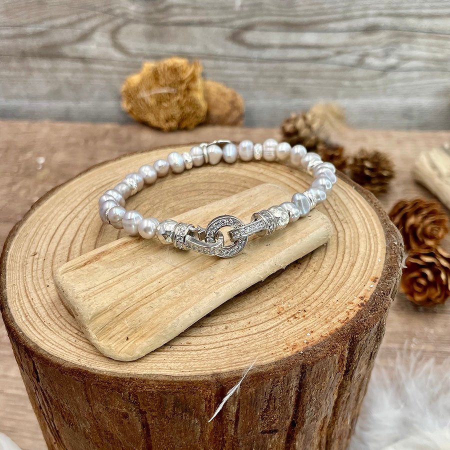 FROST BRACELET PERLES DE CULTURE D'EAU DOUCE GRISES AVEC FERMOIR PAVÉ DE ZIRCONS ET ARGENT 925 – bijoux fait main en argent 925 | Pitch & Néo
