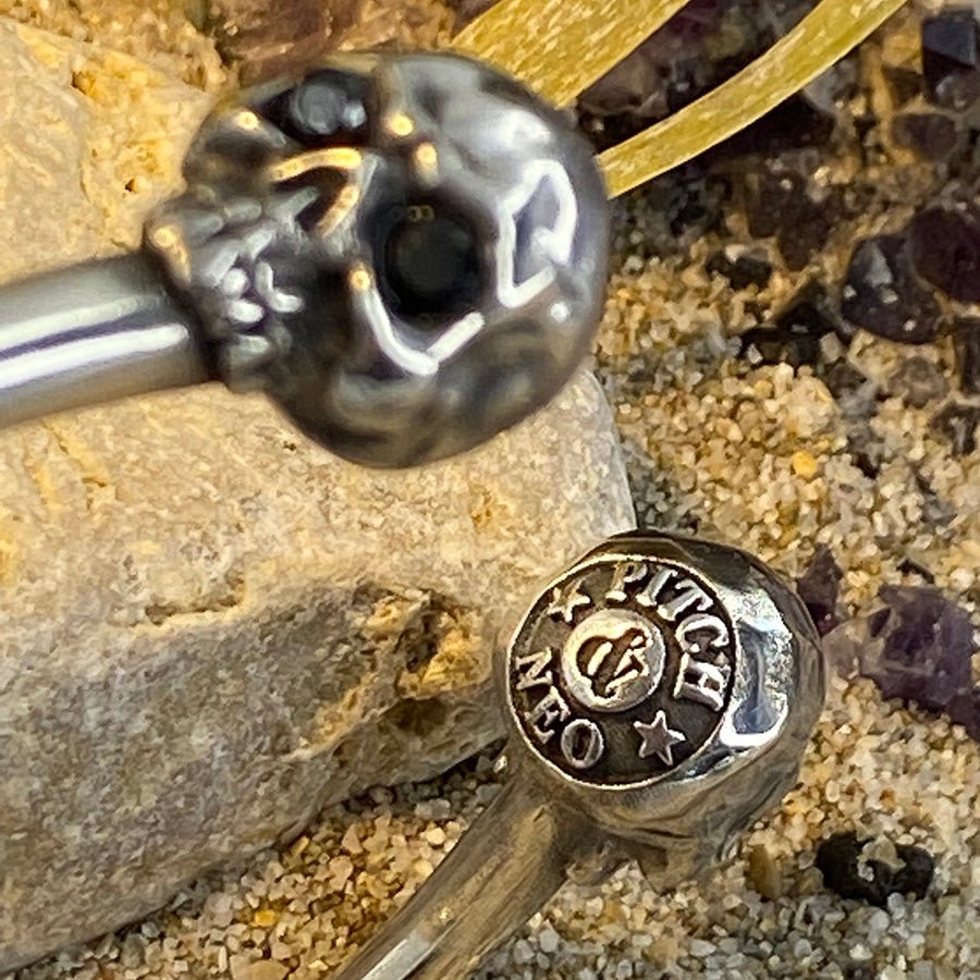 Jonc homme DUALITY – argent 925, têtes de mort et étoile gravée – bijoux fait main en argent 925 | Pitch & Néo