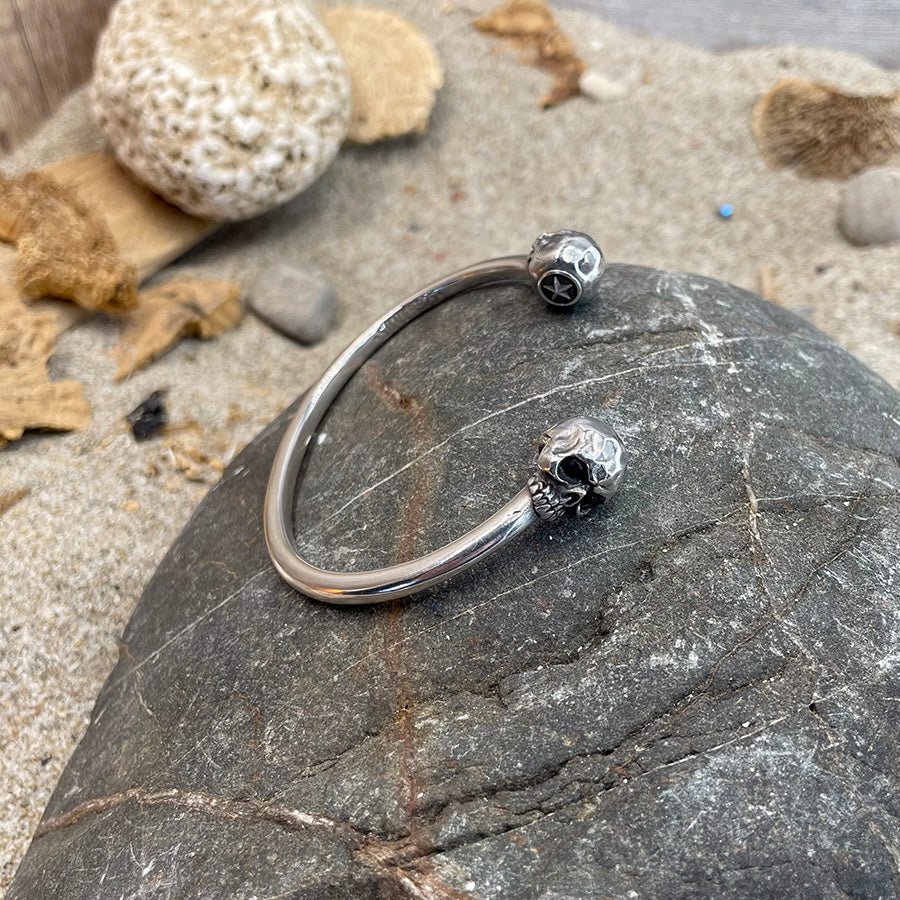 Jonc homme DUALITY – argent 925, têtes de mort et étoile gravée – bijoux fait main en argent 925 | Pitch & Néo