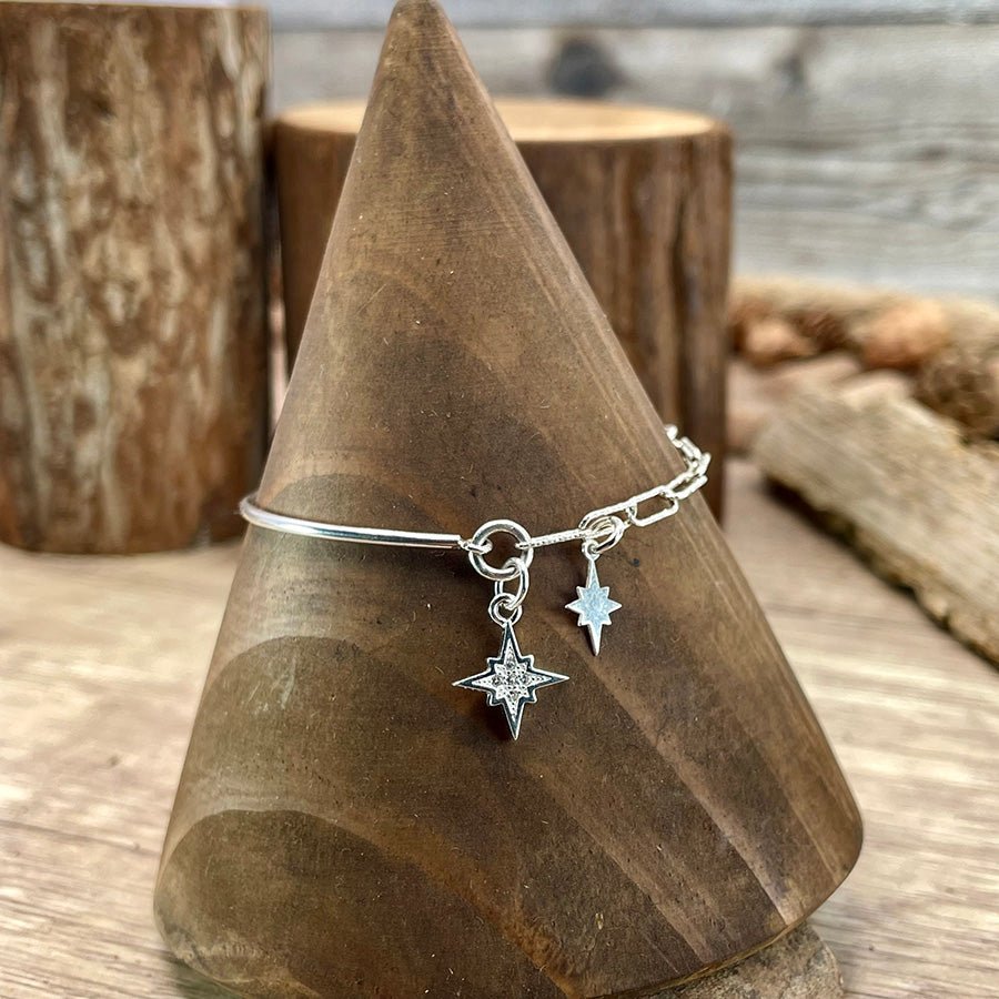 LUCKY ME BRACELET DEMI - JONC AVEC CHAÎNE MAILLE RECTANGULAIRE ET PENDENTIFS ÉTOILES DU NORD PAVÉS DE ZIRCONS EN ARGENT 925 – bijoux fait main en argent 925 | Pitch & Néo
