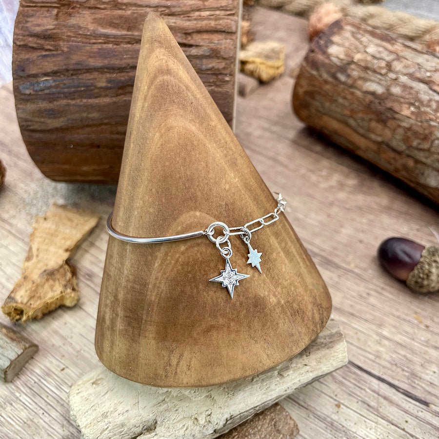 LUCKY ME BRACELET DEMI - JONC AVEC CHAÎNE MAILLE RECTANGULAIRE ET PENDENTIFS ÉTOILES DU NORD PAVÉS DE ZIRCONS EN ARGENT 925 – bijoux fait main en argent 925 | Pitch & Néo