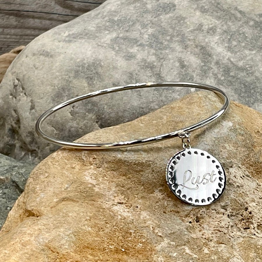 LUST BRACELET JONC AVEC MÉDAILLE GRAVURE PERSONNALISABLE EN ARGENT 925 – bijoux fait main en argent 925 | Pitch & Néo