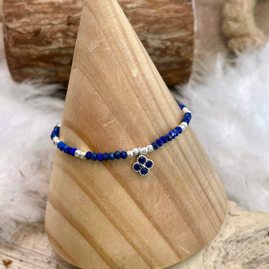 MOON SHINNERS BRACELET EN PERLES DE LAPIS - LAZULI AVEC PENDENTIF TRÈFLE PAVÉ DE ZIRCONS BLEUS ET FERMOIR EN ARGENT 925 – bijoux fait main en argent 925 | Pitch & Néo