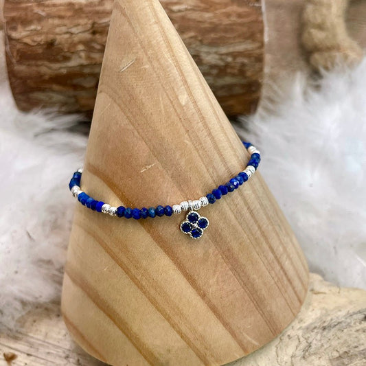 MOON SHINNERS BRACELET EN PERLES DE LAPIS - LAZULI AVEC PENDENTIF TRÈFLE PAVÉ DE ZIRCONS BLEUS ET FERMOIR EN ARGENT 925 – bijoux fait main en argent 925 | Pitch & Néo