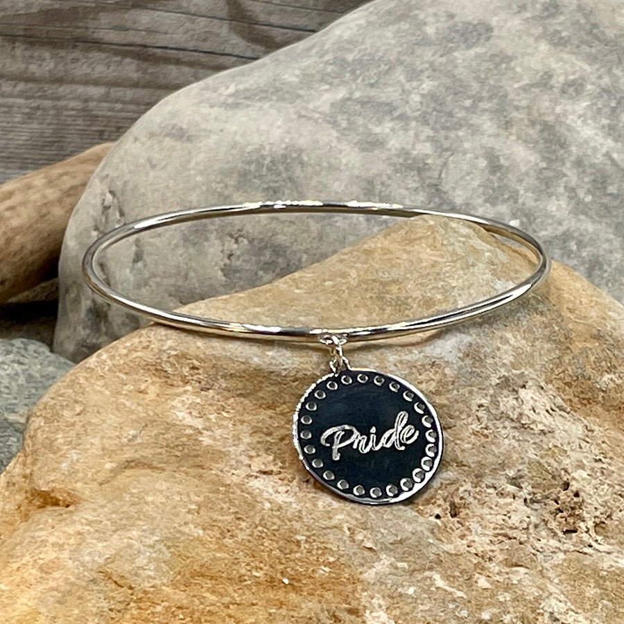PRIDE BRACELET JONC AVEC MÉDAILLE GRAVURE PERSONNALISABLE EN ARGENT 925 – bijoux fait main en argent 925 | Pitch & Néo