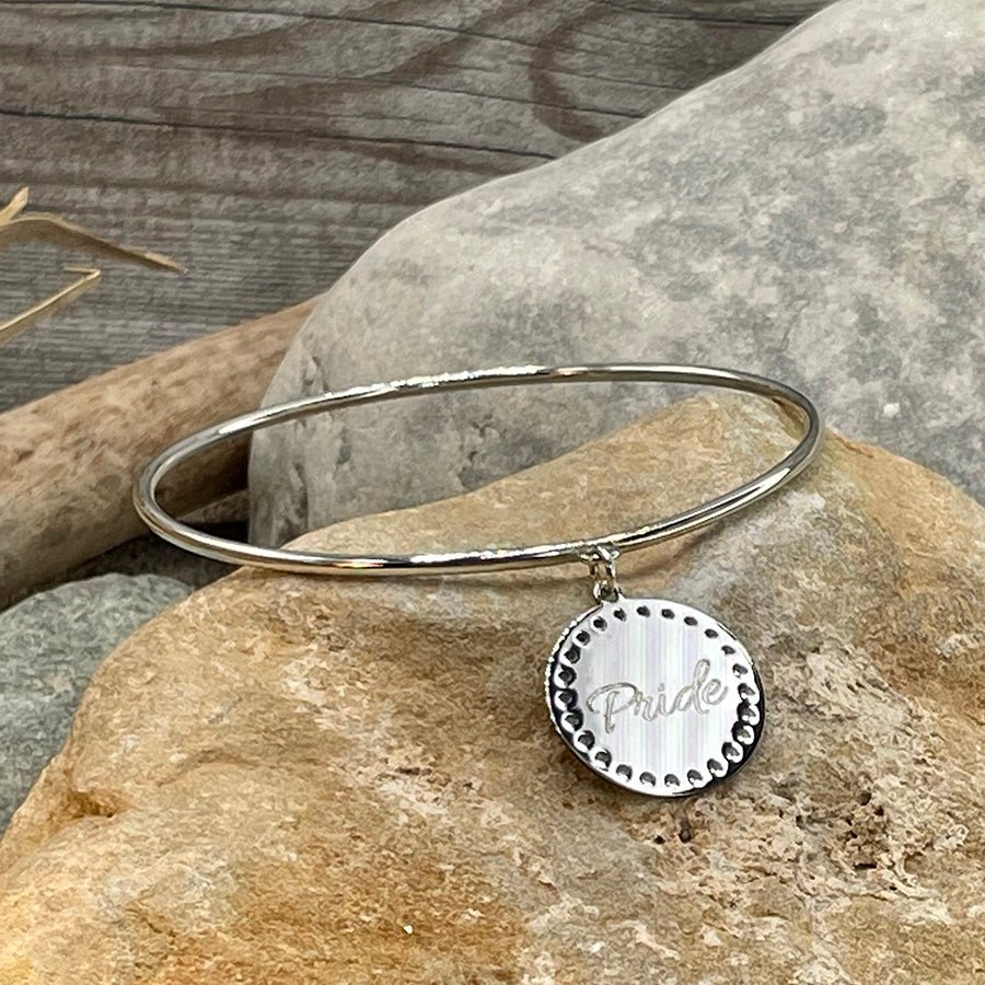 PRIDE BRACELET JONC AVEC MÉDAILLE GRAVURE PERSONNALISABLE EN ARGENT 925 – bijoux fait main en argent 925 | Pitch & Néo