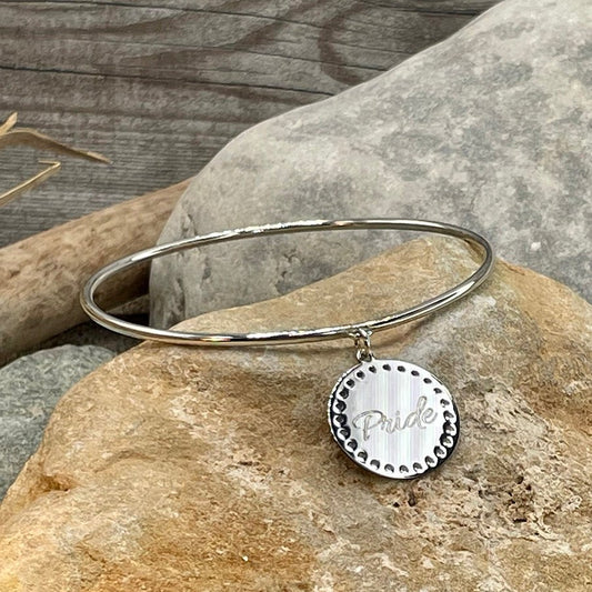 PRIDE BRACELET JONC AVEC MÉDAILLE GRAVURE PERSONNALISABLE EN ARGENT 925 – bijoux fait main en argent 925 | Pitch & Néo