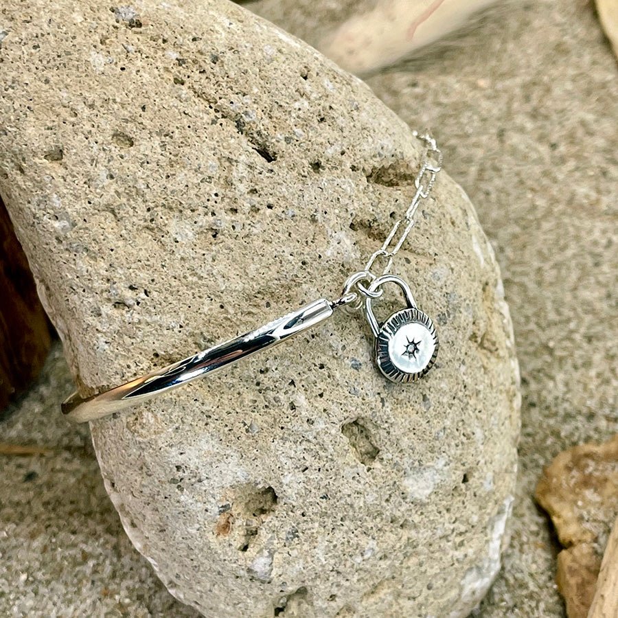 REBEL STAR BRACELET DEMI JONC AVEC PENDENTIF CADENAS EN ARGENT 925 – bijoux fait main en argent 925 | Pitch & Néo