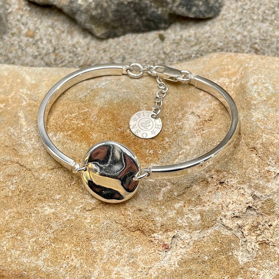 REFLECT BRACELET JONC AVEC MÉDAILLE MARTELÉE EN ARGENT 925 – bijoux fait main en argent 925 | Pitch & Néo