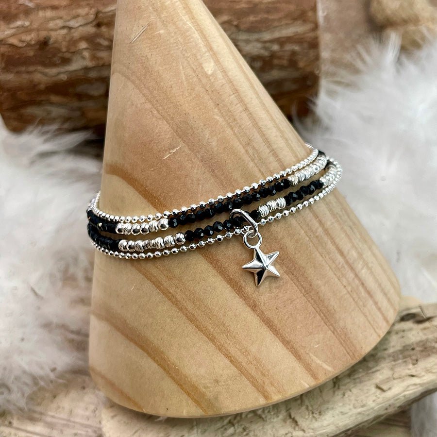 SHOOTING STAR BRACELET MULTI - RANGS EN PERLES DE SPINELLE AVEC PENDENTIF ÉTOILE A CINQ BRANCHES EN ARGENT 925 – bijoux fait main en argent 925 | Pitch & Néo