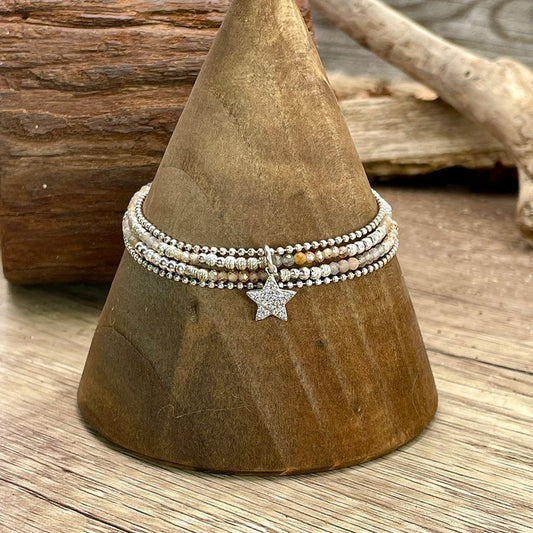 SKY DANCER BRACELET MULTI - RANGS EN PERLES DE PIERRE DE SOLEIL DAIMANTÉES ET PENDENTIF ÉTOILE À CINQ BRANCHES PAVÉ DE ZIRCONS EN ARGENT 925 – bijoux fait main en argent 925 | Pitch & Néo