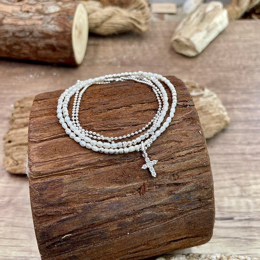 SPREAD THE PEACE BRACELET MULTI RANGS EN PERLES DE CULTURE AVEC CHAÎNE BOULES ET PENDENTIF CROIX PAVÉ DE ZIRCONS EN ARGENT 925 – bijoux fait main en argent 925 | Pitch & Néo