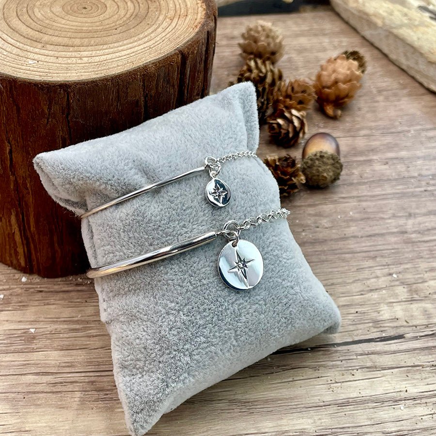 STAR QUEEN BRACELET DEMI - JONC AVEC CHAÎNE JASERON ÉPAISSE ET MÉDAILLE RONDE SERTIE D'UN ZIRCON EN FORME D'ÉTOILE DU NORD EN ARGENT 925 – bijoux fait main en argent 925 | Pitch & Néo