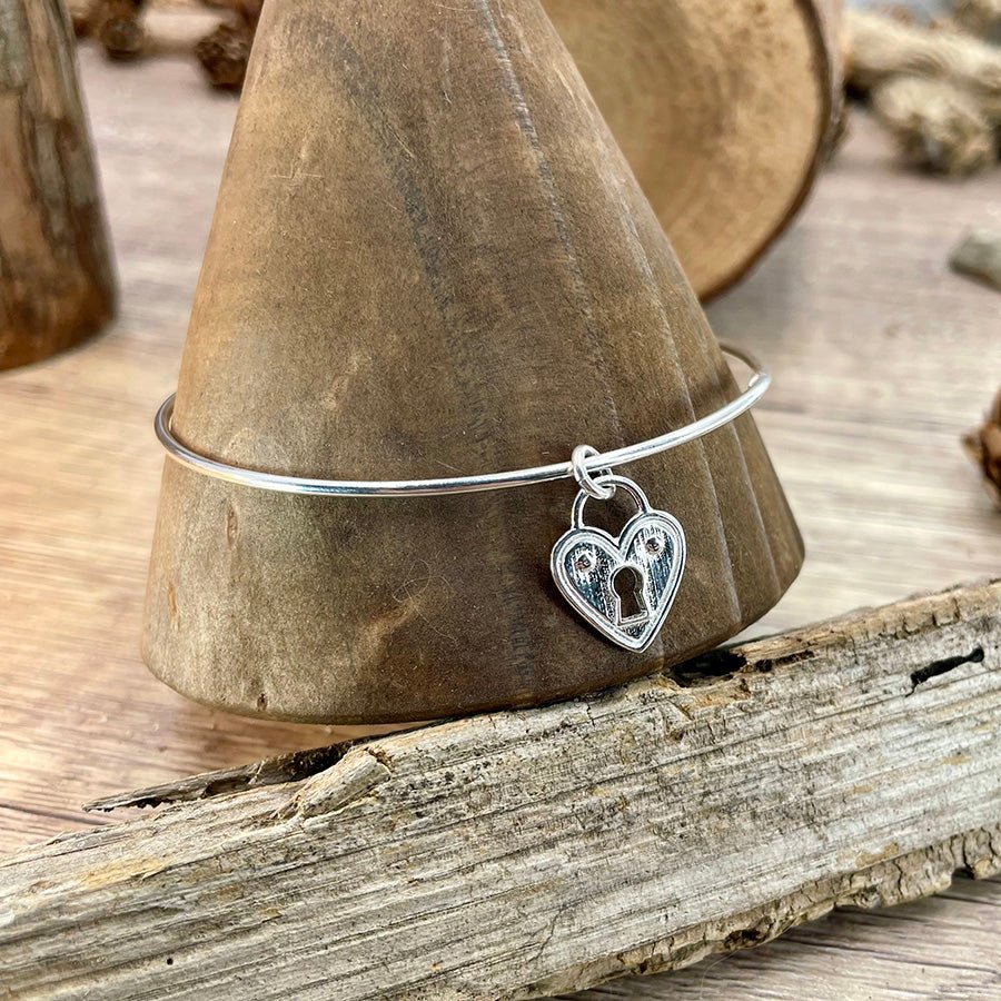 STUCK ON YOU BRACELET JONC AVEC PENDENTIF CADENAS EN FORME DE CŒUR EN ARGENT 925 – bijoux fait main en argent 925 | Pitch & Néo