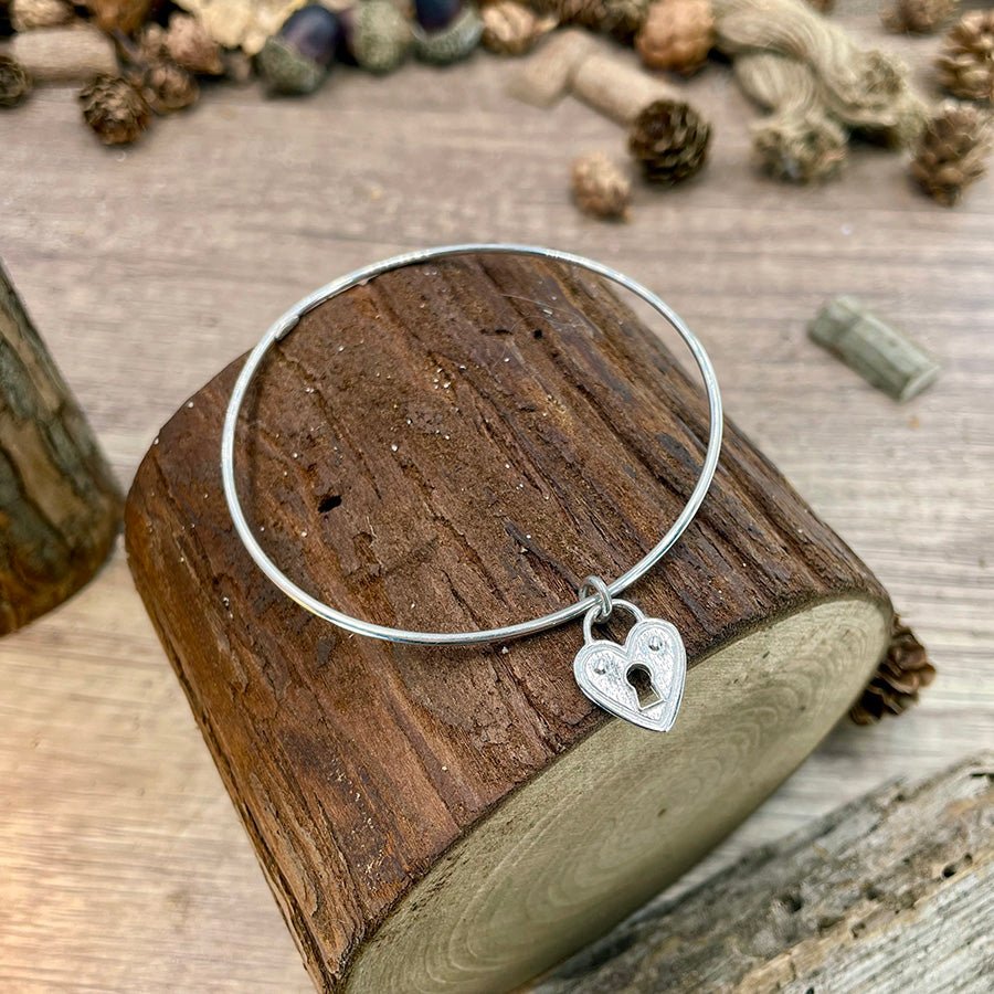 STUCK ON YOU BRACELET JONC AVEC PENDENTIF CADENAS EN FORME DE CŒUR EN ARGENT 925 – bijoux fait main en argent 925 | Pitch & Néo