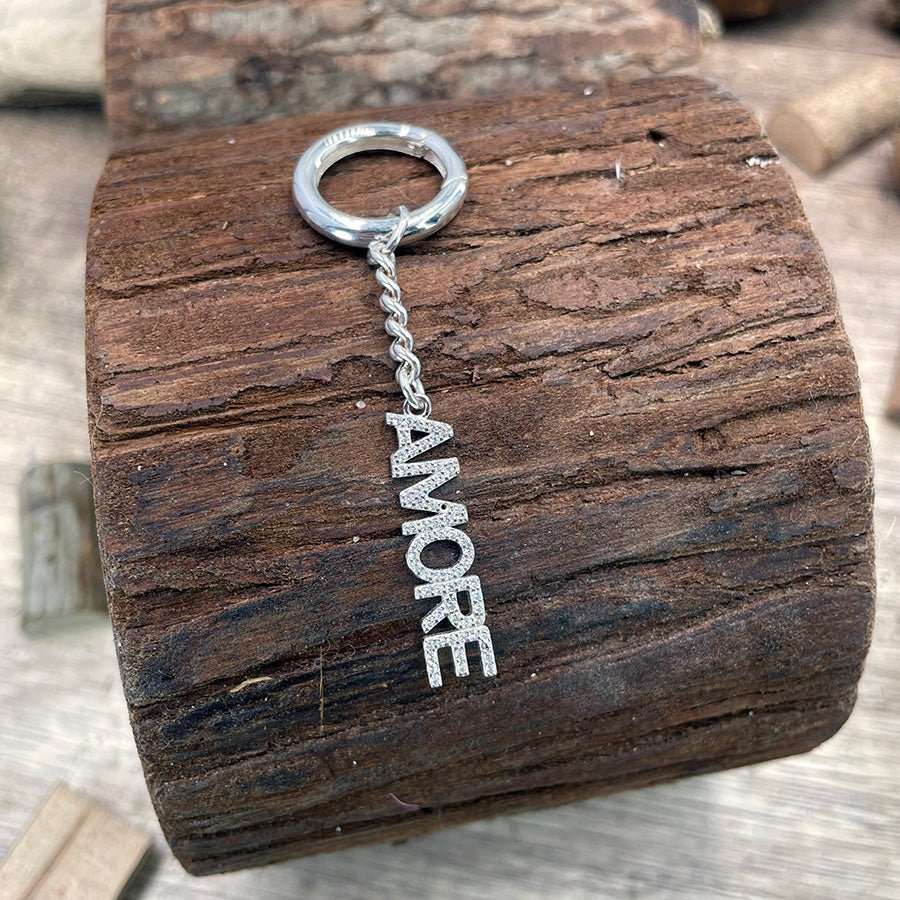 TESORO MIO PORTE - CLÉS MOUSQUETON AVEC CHAÎNE GOURMETTE ET PENDENTIF "AMORE" EN LETTRES PAVÉES DE ZIRCONS EN ARGENT 925 – bijoux fait main en argent 925 | Pitch & Néo