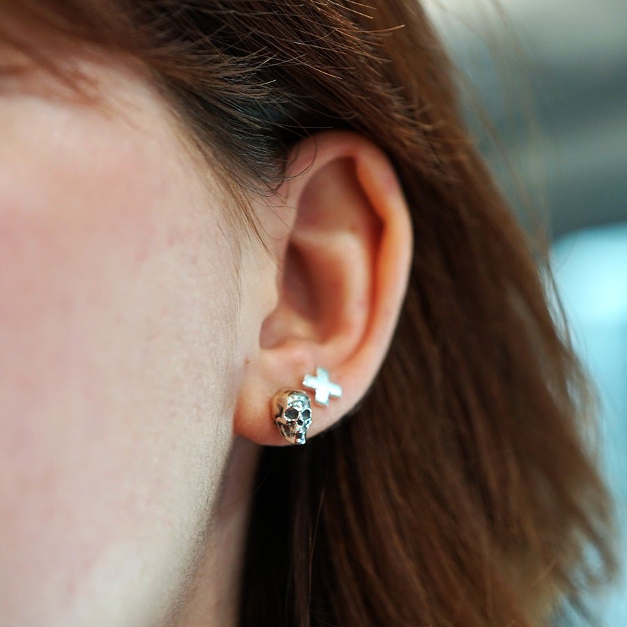 Boucles d’oreilles unisexe PLUS IS MORE – puces croix argent 925 poli miroir 11 mm – bijoux fait main en argent 925 | Pitch & Néo