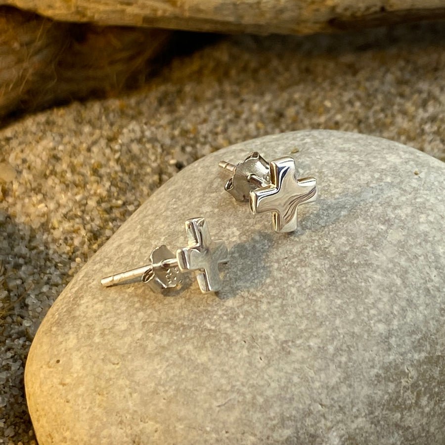 Boucles d’oreilles unisexe PLUS IS MORE – puces croix argent 925 poli miroir 11 mm – bijoux fait main en argent 925 | Pitch & Néo