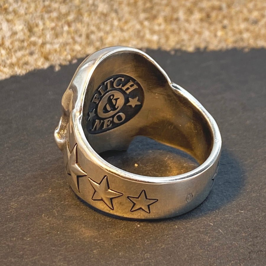 Chevalière tête de mort homme JOHN DOE – argent 925 et étoiles signature – bijoux fait main en argent 925 | Pitch & Néo