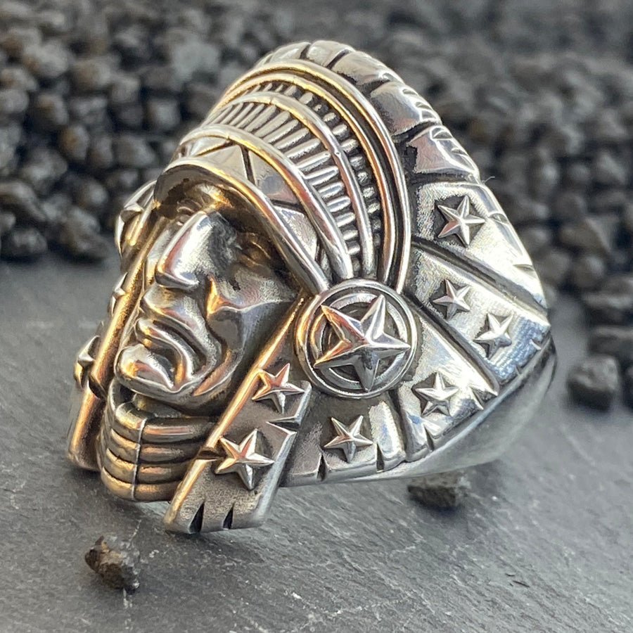 Chevalière tête d’indien homme SITTING BULL – argent 925 et étoiles signature – bijoux fait main en argent 925 | Pitch & Néo